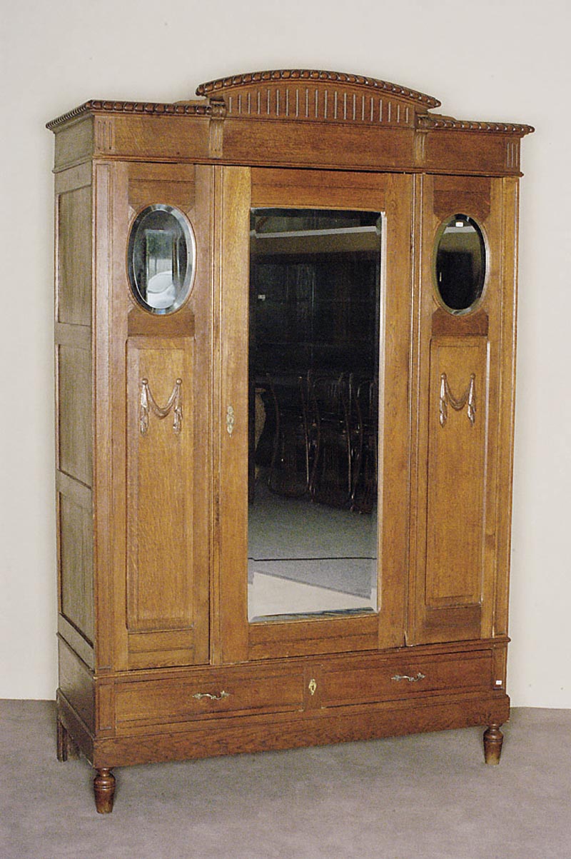 Kleiderschrank, deutsch, um 1900, Eiche massiv, dreitÜriges MÖbel mit facettiertem Spiegelglas, sparsame Schnitzerei, Sockelgeschoß mit zwei ...