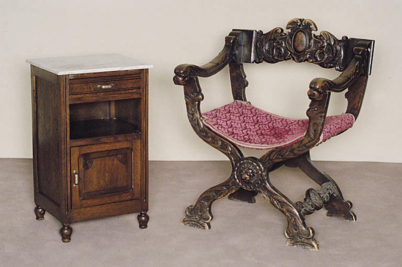 sogenannter Scheren- bzw. Lutherstuhl, deutsch, um 1880/90, reiche Flachschnitzerei mit Rocaillen, Schuppen und BlÄttern, Unterteil verschrÄnkt, ...