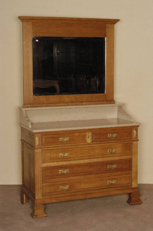 Spiegelkommode, deutsch, um 1900, Eiche massiv, 5 SchÜbe mit geometrisch abgesetzter FlÄche, seitlich Rillendekor, gestufte Beine, beigefarbene ...