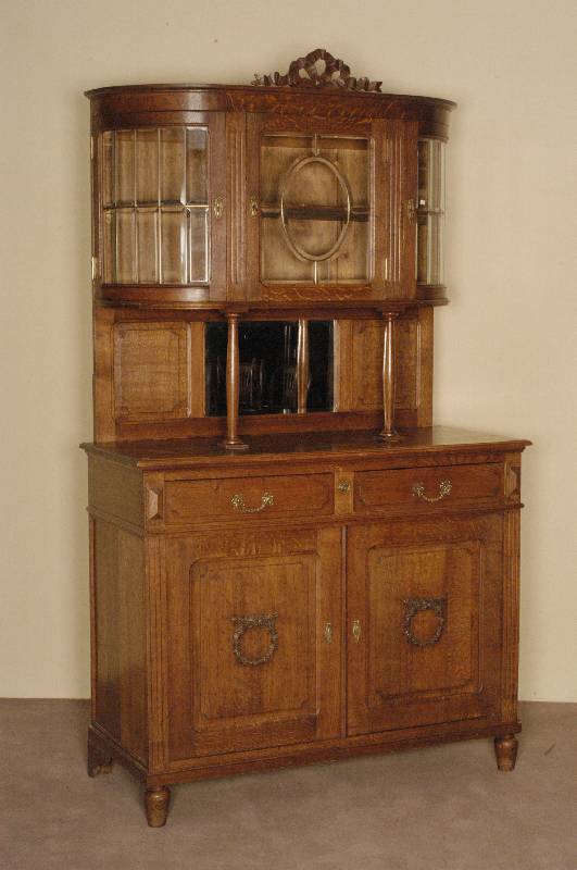 Buffetschrank, deutsch, um 1900, Jugendstil, teilweise Eiche massiv, Oberteil als Vitrine gearbeitet, 3 TÜren, 2 in gebogener AusfÜhrung , ...