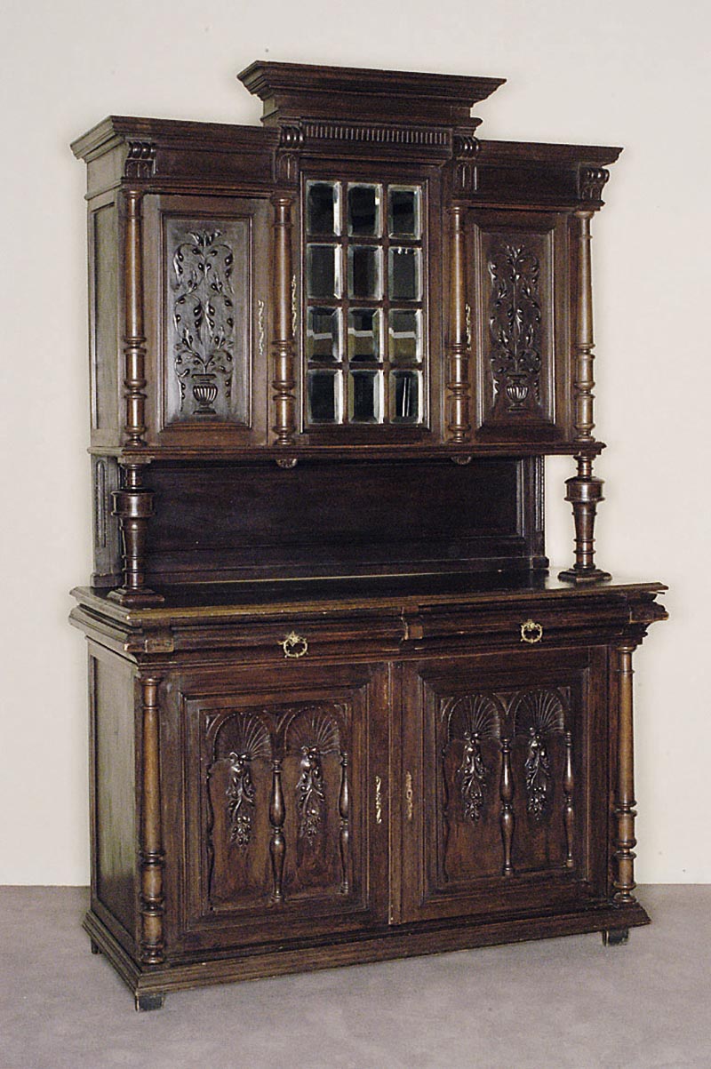 Buffetschrank, Frankreich, um 1900, Nußbaum massiv, Henry Deux, Oberteil dreitÜrig, MitteltÜr mit facettierten Glassegmenten, dezente florale ...
