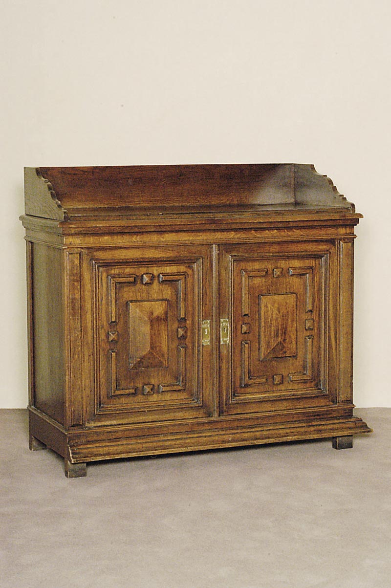 Kommode, deutsch, um 1900, Eiche massiv, zweitÜriges MÖbel, Inlets mit geometrisch hervorspringendem, Rautenmuster, Kommodenabschluß in ...