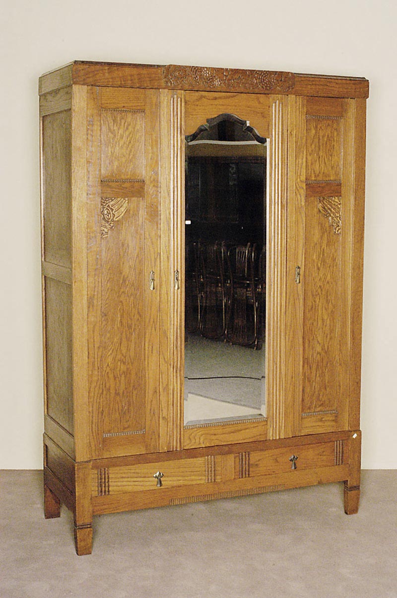 Kleiderschrank, deutsch, um 1920, ArtDeco, Eiche massiv, Eichefurnier, drei TÜren, MitteltÜr geschwungenes facettiertes Spiegelglas, ...