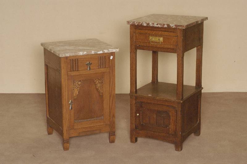 NachttischschrÄnkchen, deutsch, um 1900, Eiche massiv, kleines Staufach eintÜrig, ein Schub, jeweils mit Rillendekor, zwei Ablageebenen, eine ...