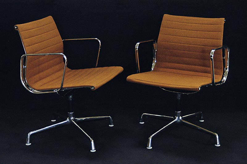 4 ArmlehnstÜhle, Entwurf Charles Eames, EA 108 , Entwurf 1958, original Etikett Hermann Miller, Aluminiumgestell, Bezug Hopsak orange, drehbar, in ...