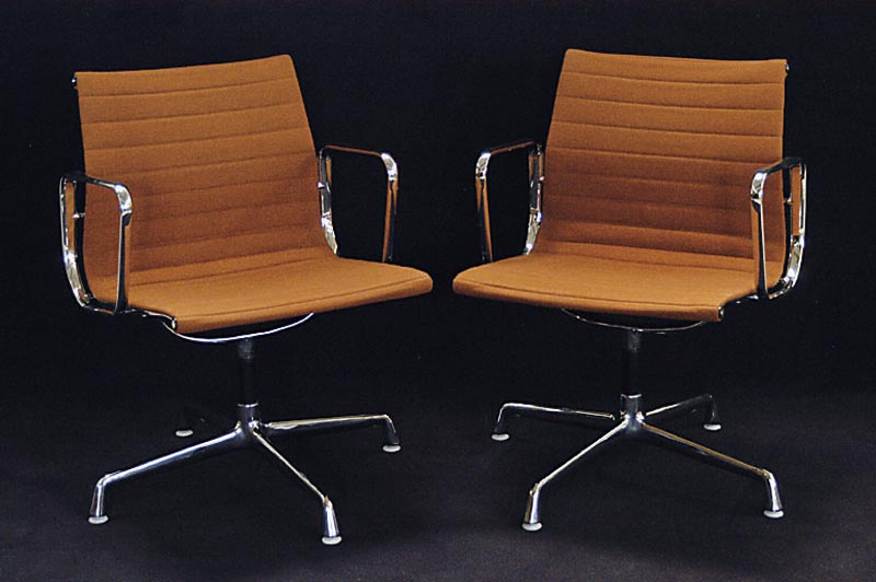 4 ArmlehnstÜhle, Entwurf Charles Eames, EA 108 , Entwurf 1958, original Etikett Hermann Miller, Aluminiumgestell, Bezug Hopsak orange, drehbar, in ...