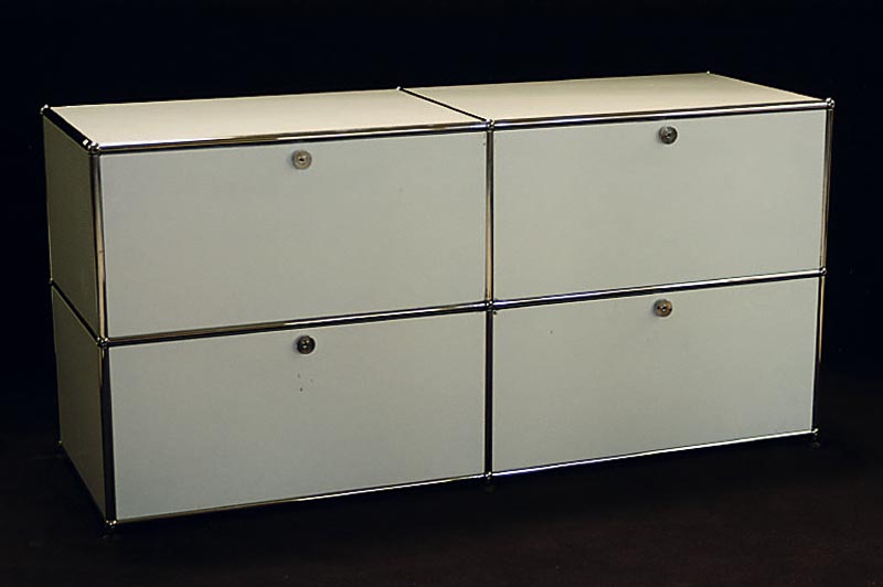 USM-Haller Sideboard, Entwurf 1960/65, AusfÜhrung 70er Jahre, Stahlrohrkonstruktion durch Kugeln verbunden, 4 KlapptÜren, Tablare in weiß, ...