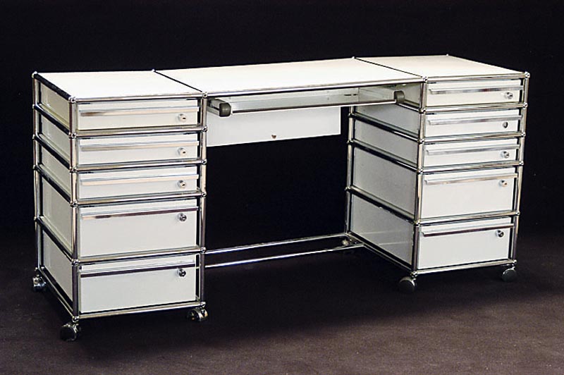 USM-Haller Schreibtisch, Entwurf 1960/65, AusfÜhrung 70er Jahre, Stahlrohrkonstruktion durch Kugeln verbunden, 10 ausziehbare ...