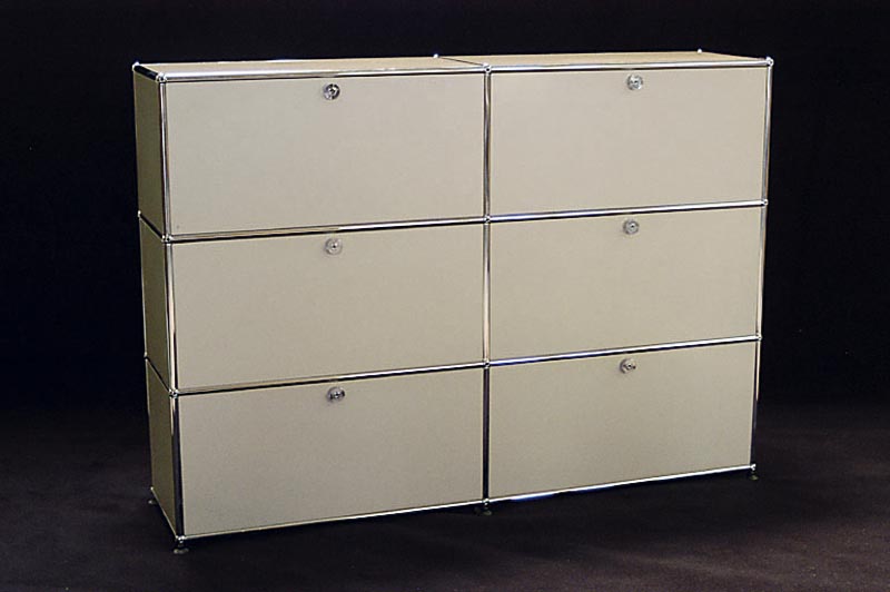 USM-Haller Sideboard, Entwurf 1960/65, AusfÜhrung 70er Jahre, Stahlrohrkonstruktion durch Kugeln verbunden, 6 KlapptÜren, Tablare in beige, ...