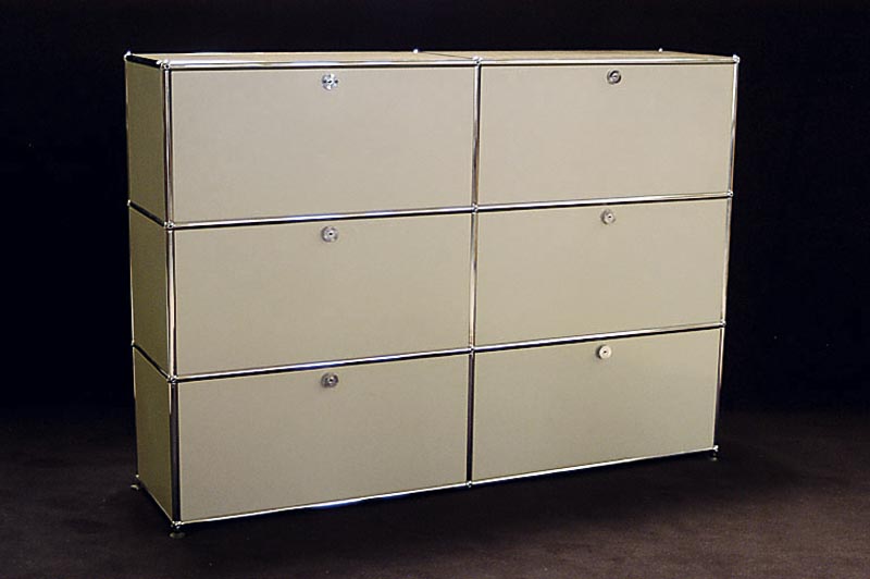 USM-Haller Sideboard, Entwurf 1960/65, AusfÜhrung 70er Jahre, Stahlrohrkonstruktion durch Kugeln verbunden, 6 KlapptÜren, Tablare in beige, ...