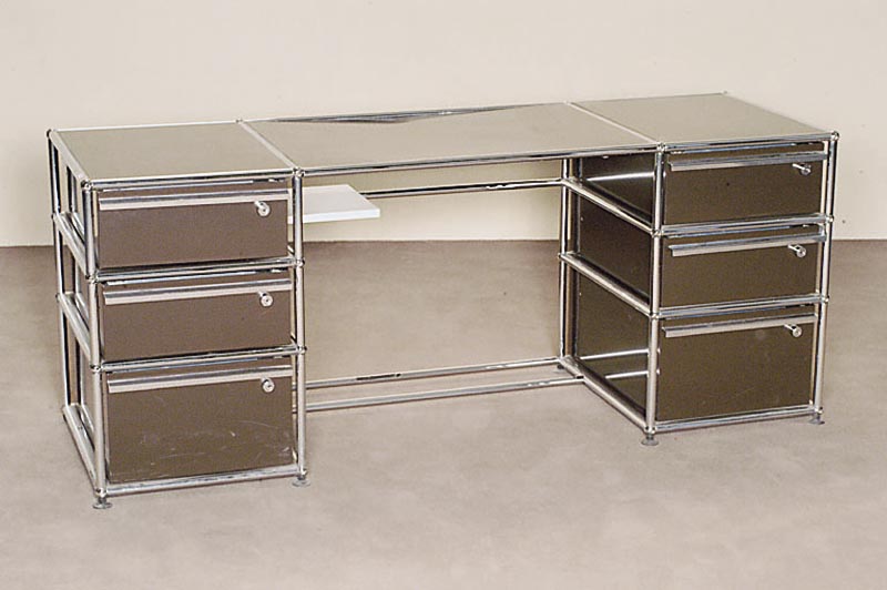 USM-Haller Schreibtisch, Entwurf 1960/65, AusfÜhrung 70er Jahre, Stahlrohrkonstruktion durch Kugeln verbunden, 6 ausziehbare AblagemÖglickeiten, ...