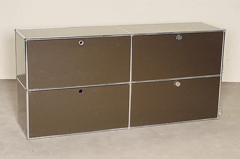 USM-Haller Sideboard, Entwurf 1960/65, AusfÜhrung 70er Jahre, Stahlrohrkonstruktion durch Kugeln verbunden, 4 KlapptÜren, Tablare in ...