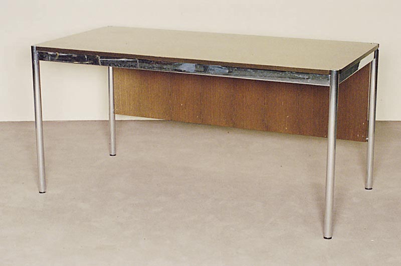 USM-Haller Tisch, Entwurf 1960/65, AusfÜhrung 70er Jahre, Stahlrohrkonstruktion, Tischplatte Buchefurnier, dunkel gebeizt, mit Frontblende, ...