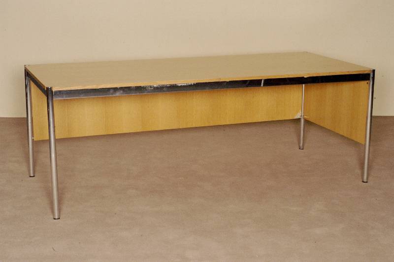 USM-Haller Tisch, Entwurf 1960/65, AusfÜhrung 70er Jahre, Stahlrohrkonstruktion, Tischplatte Buchefurnier, mit Front- und Seitenblende, diese ...