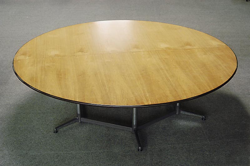Großer runder Tisch, nach dem Vorbild von Eames, wohl 60er/70 Jahre, Metallgestell, z.T. verchromt, Platte Nußbaumfurnier, Kunststoffumrandung, ...