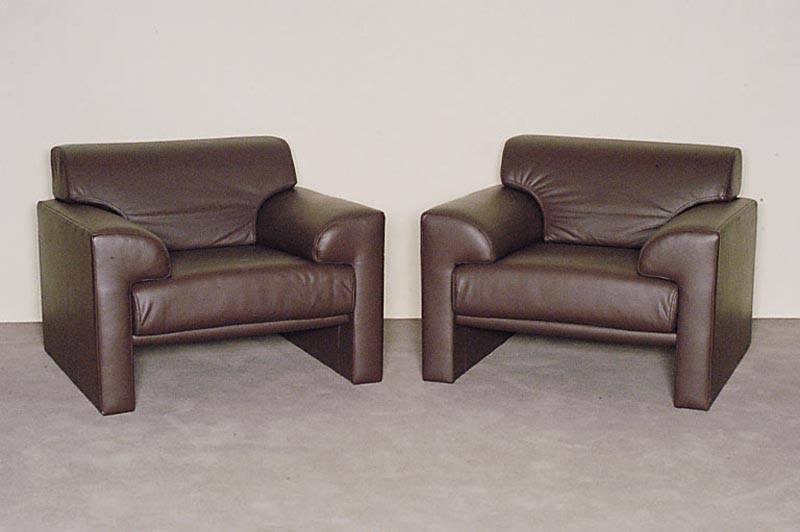 2 Ledersessel, Brayton International, Entwurf wohl EOOS/Knoll, hoher Sitzkomfort, Herstelleretikett, Gebrauchsspuren, ca. 72x80x83 cm, Sh. 43 cm, ...