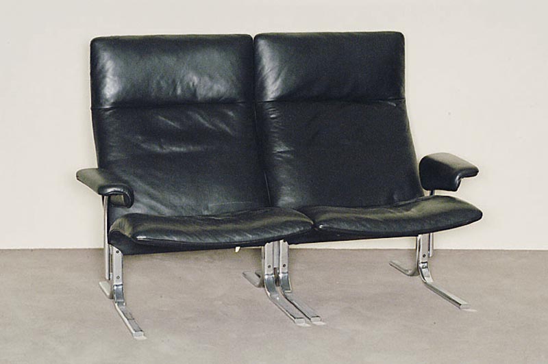 2-sitzer Sofa, deSede, wohl 80er Jahre, Chromgestell, schwarzer Lederbezug, RÜcken sparsam geheftet, leichte Gebrauchsspuren, ca. 95x144x76 cm, ...