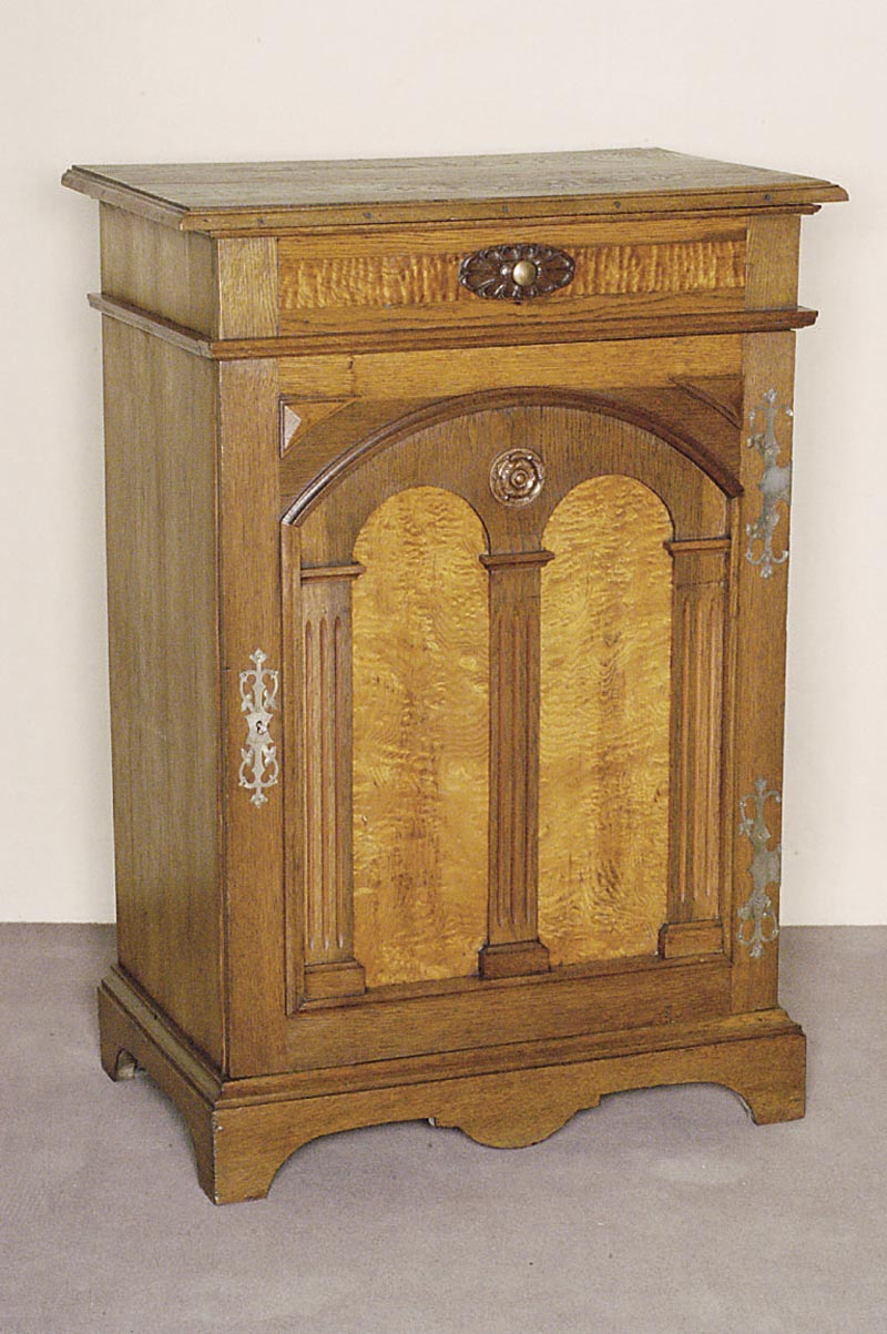Vertiko, deutsch/wohl Ulm, um 1870, Korpus Weichholz, Eichefurnier, z.T. Esche, 1-tÜrig, FÜllungen helle Esche poliert, oben 1 Schublade, innen ...