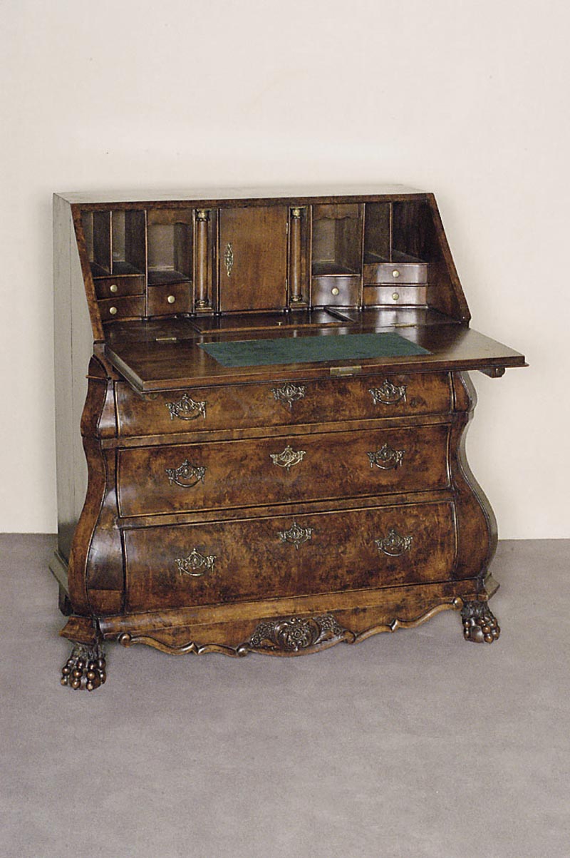 BarocksekretÄr, Holland, um 1780, Korpus Hartholz, Wurzelnußfurnier, z.T. gespiegelt, schÖnes Furnierbild, Kanten abgeflacht, TatzenfÜße, ...