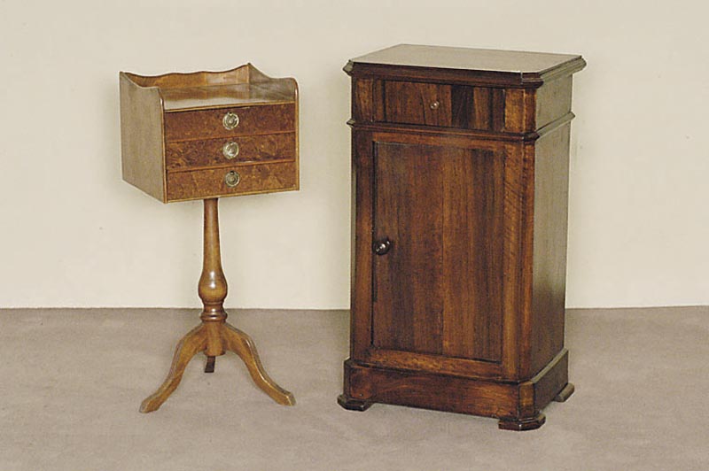 NachtschrÄnkchen, Frankreich, um 1960, Korpus Weichholz, Nußbaumfurnier, 1 TÜr und Schublade, neu lackiert und gewachst, Gebrauchsspuren, ca. ...