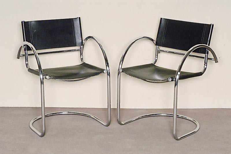 4 StahlrohrstÜhle, um 1960, Bezug mit Rindsleder, elegante Form, Gebrauchsspuren, ca. 79x55x55 cm, Sh. 43 cm, St. 39 cm