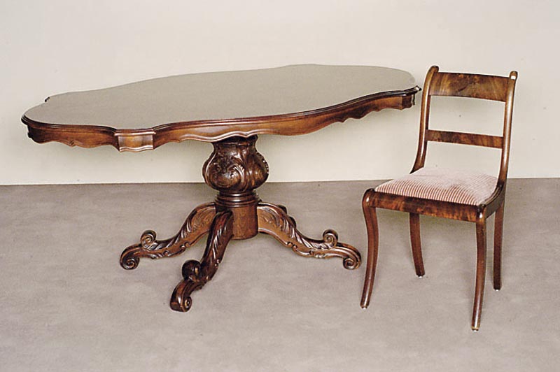 Ovaler Tisch, Italien, um 1960, Korpus Weichholz, Nußbaum massiv, balusterfÖrmiger Fuß, 4-fach ausladend, mit vielen Schnitzereien, Platte mit ...