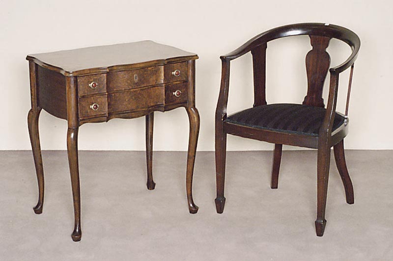 NÄhtisch, deutsch, um 1910, Queen-Anne-Stil, Korpus Weichholz, Nußbaumfurnier, z.T. Wurzelnußfurnier, gebogene Beine und Schublade, obere ...