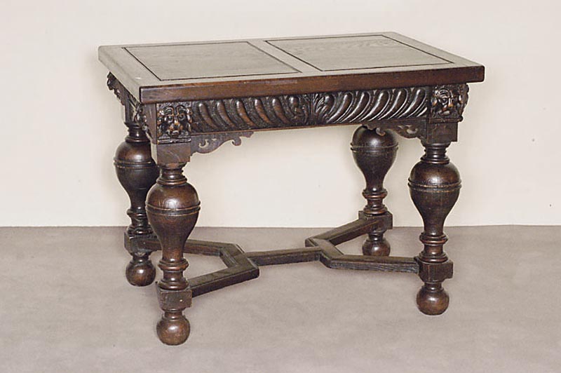 Tisch, Holland, um 1870, Eiche massiv, durch Steg verbunden, 4 starke balusterfÖrmige Beine, Zarge mit Kerb- und Flachschnitzereien, Ecken mit ...