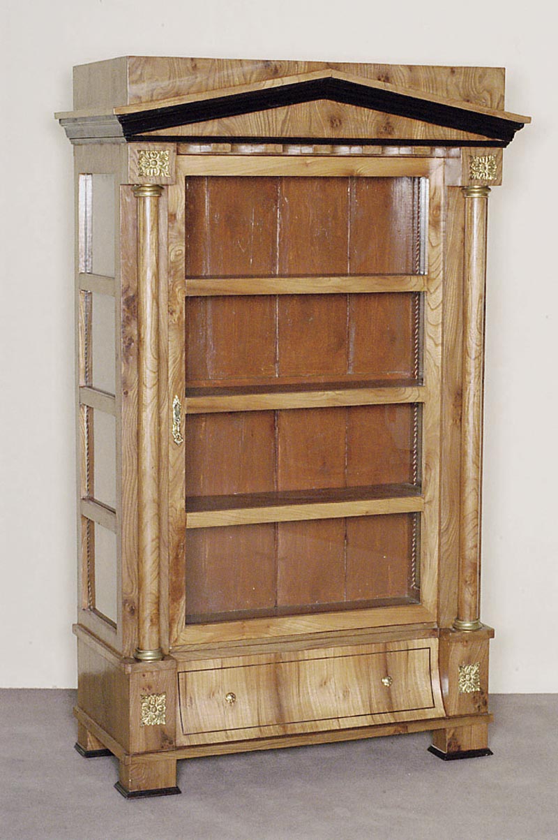 Vitrine im Biedermeierstil, Korpus Weichholz, Kirschbaum massiv, Kirschbaumfurnier, teilweise ebonisiert, 3-seitig verglast, Bronze- und ...