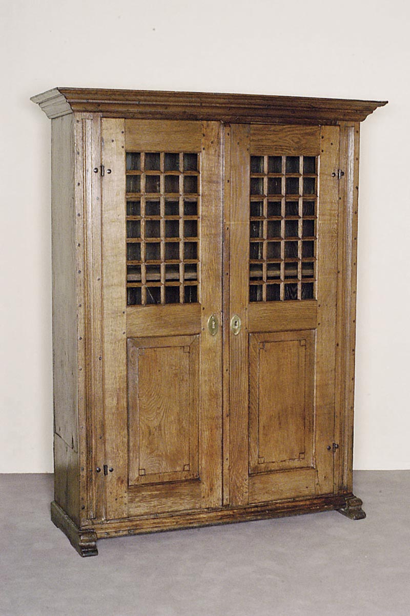 Brotschrank, deutsch/Westfalen, um 1820, Eiche massiv, auf Kufen, 2-tÜrig, oben mit offenem Teil, versprosst, Kopfleiste mehrfach getreppt, linke ...
