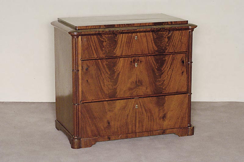 Kommode, deutsch, um 1840, Korpus Weichholz, Mahagoni massiv, auf KugelfÜßen, Lisenen kanneliert, in Veluten auslaufend, 3-schÜbig, neu ...