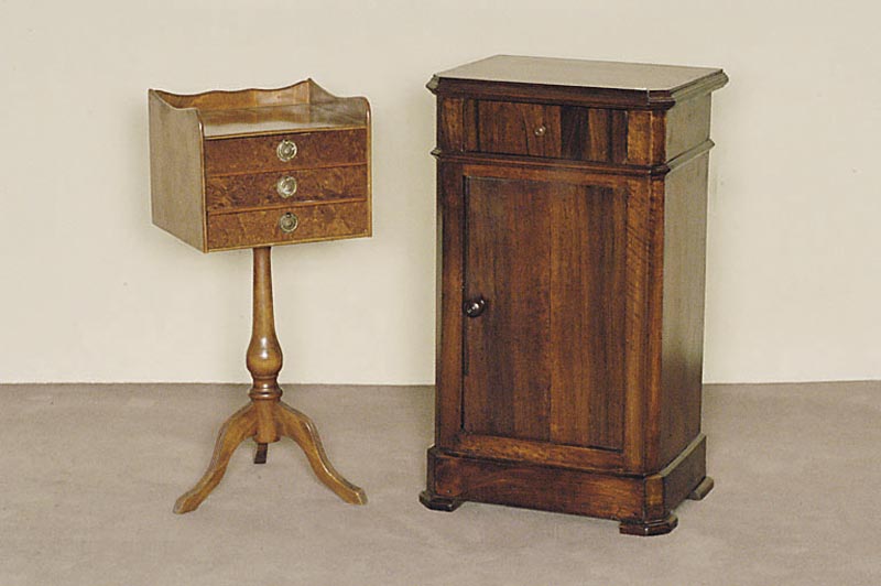 Beistelltischchen, England, um 1920, Edwardien, helles Nußbaumholz, 3-schÜbig, auf gedrechseltem Fuß, 3-fach ausladend, Gebrauchsspuren, ca. ...