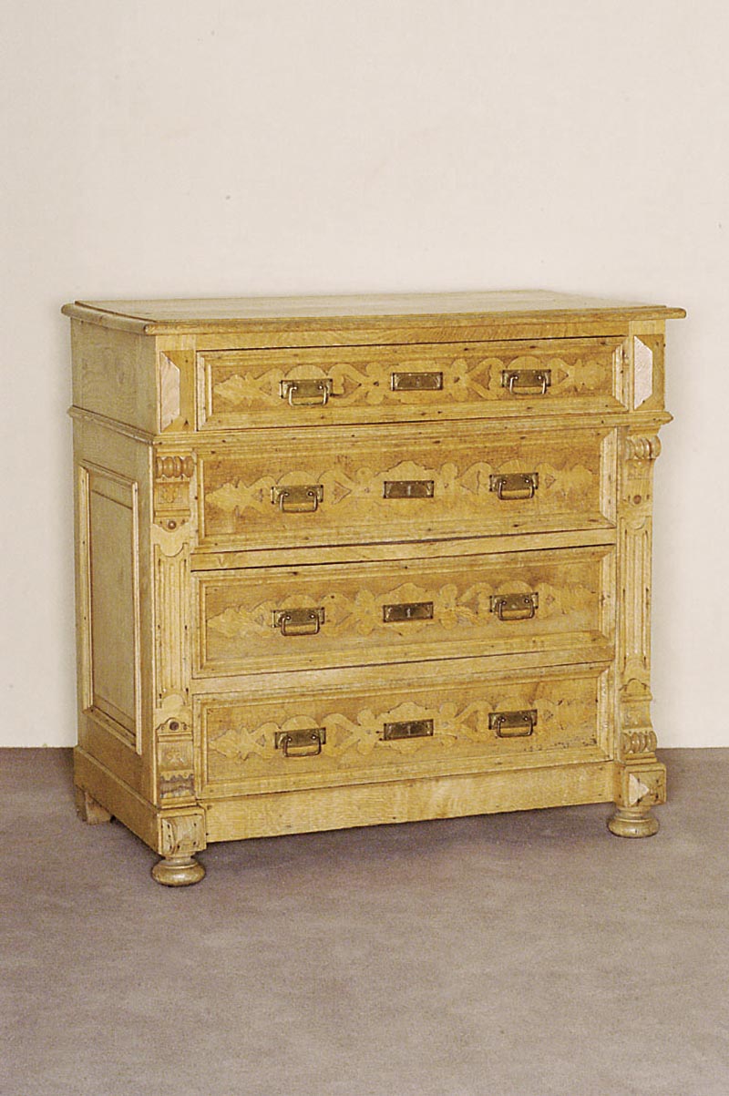 Kommode, deutsch, um 1880, GrÜnderzeit, Eiche massiv, RÜckseite Weichholz, 4 Schubladen, geschnitzt, restauriert, gelaugt und gewachst, ...