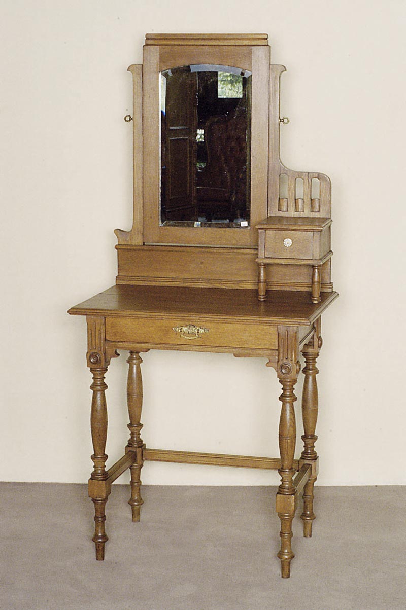 Schminktisch, deutsch, um 1900, Eiche massiv, Eichefurnier, gedrechselte Beine, 1 Schublade, Spiegel mit Facettschliff, klappbar, Gebrauchsspuren, ...