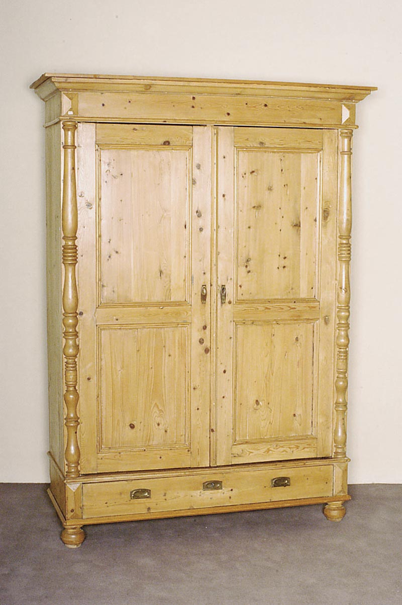 Schrank, deutsch, um 1870, GrÜnderzeit, Weichholz massiv, Lisenen mit vorgesetzten HalbsÄulen, FÜllungen mit Leistenverzierung, Innen mit 3 ...