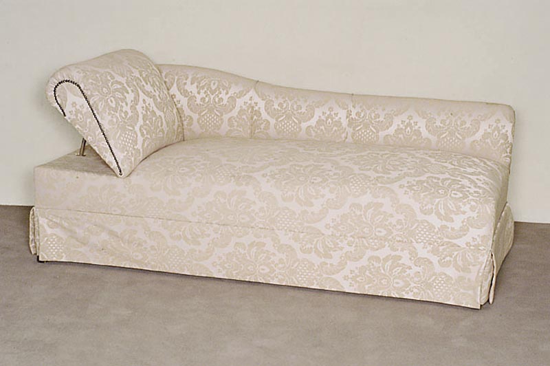 Liege, sogenanntes Canapé, deutsch, um 1925, Gestell Buche massiv, leicht auflaufende RÜckenlehne, KopfstÜtze verstellbar, Feststellmechanismus ...
