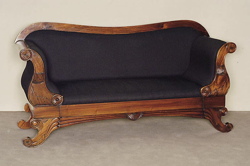 Sofa, deutsch/DÄnemark, um 1920, Biedermeierstil, Mahagoni massiv, Armlehnen in Schwanenhalsform, oben mit Rosettenabschluß, RÜckenlehne mit ...