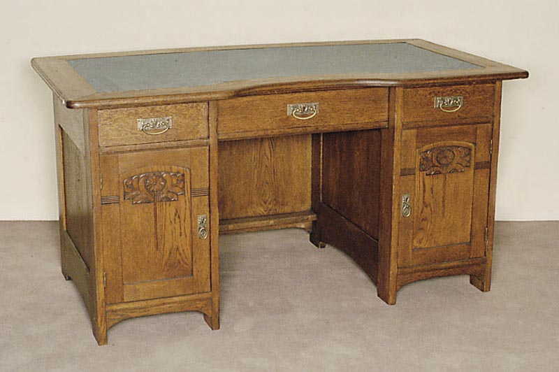Schreibtisch, deutsch, um 1910, Eiche massiv, TÜren mit Flachschnitzereien, typisch aus der Zeit, 1 Schublade, Arbeitsplatte leicht ...