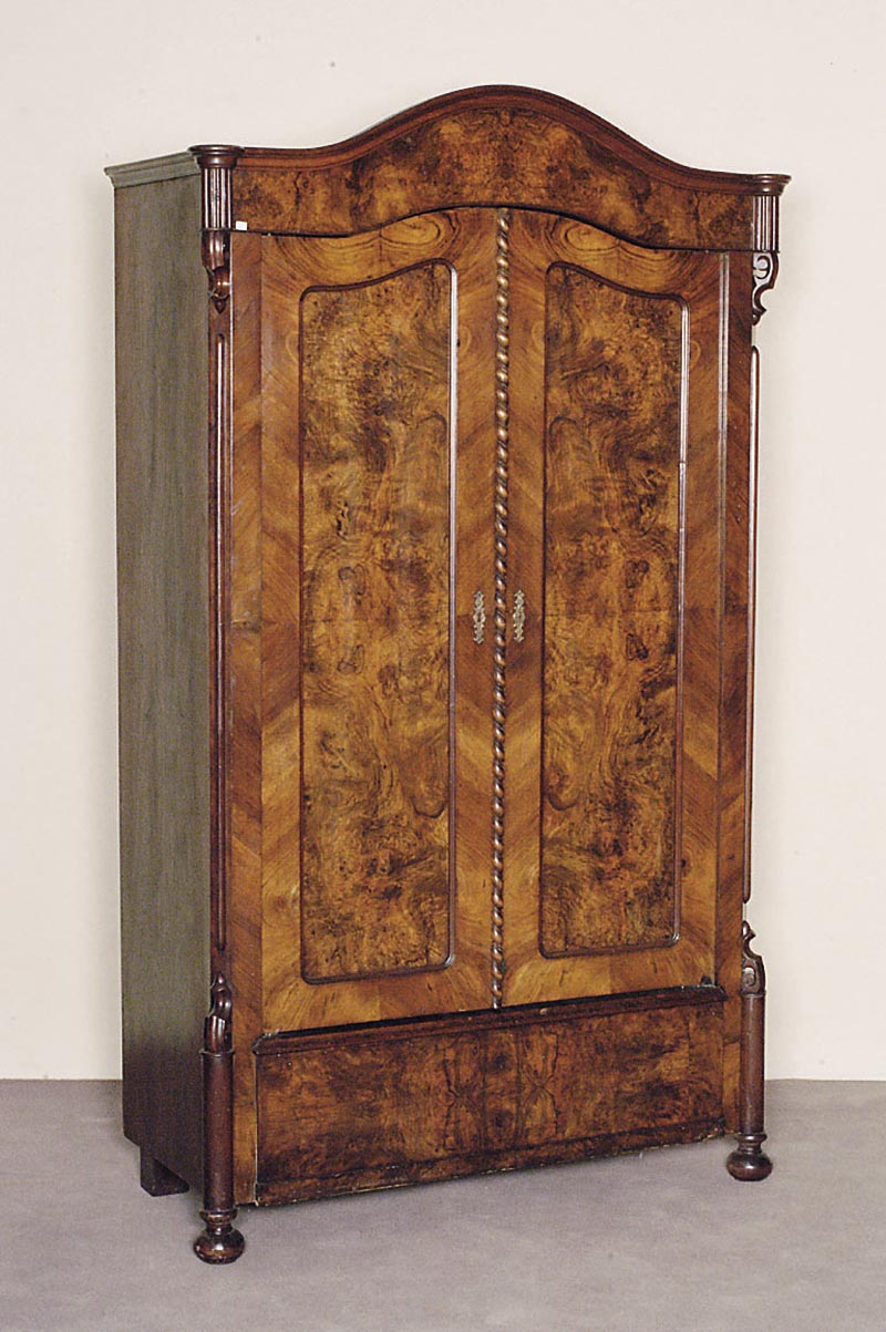 Schrank, deutsch, um 1870, Louis-Philippe, Korpus Weichholz, Nußbaum- bzw. Wurzelnußfurnier, abgeschrÄgte Ecken, in Veluten auslaufend, ...