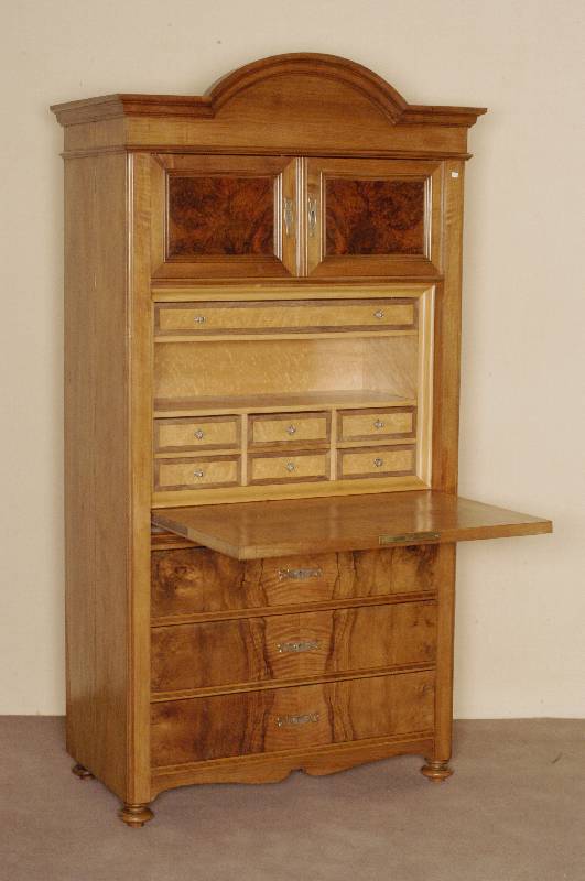 SekretÄr, deutsch, um 1900, Korpus Weichholz, Nußbaum- bzw. Wurzelnußfurnier, auf KugelfÜßen, 3 Schubladen, oben 2 TÜren, Innen 6 kleine und ...