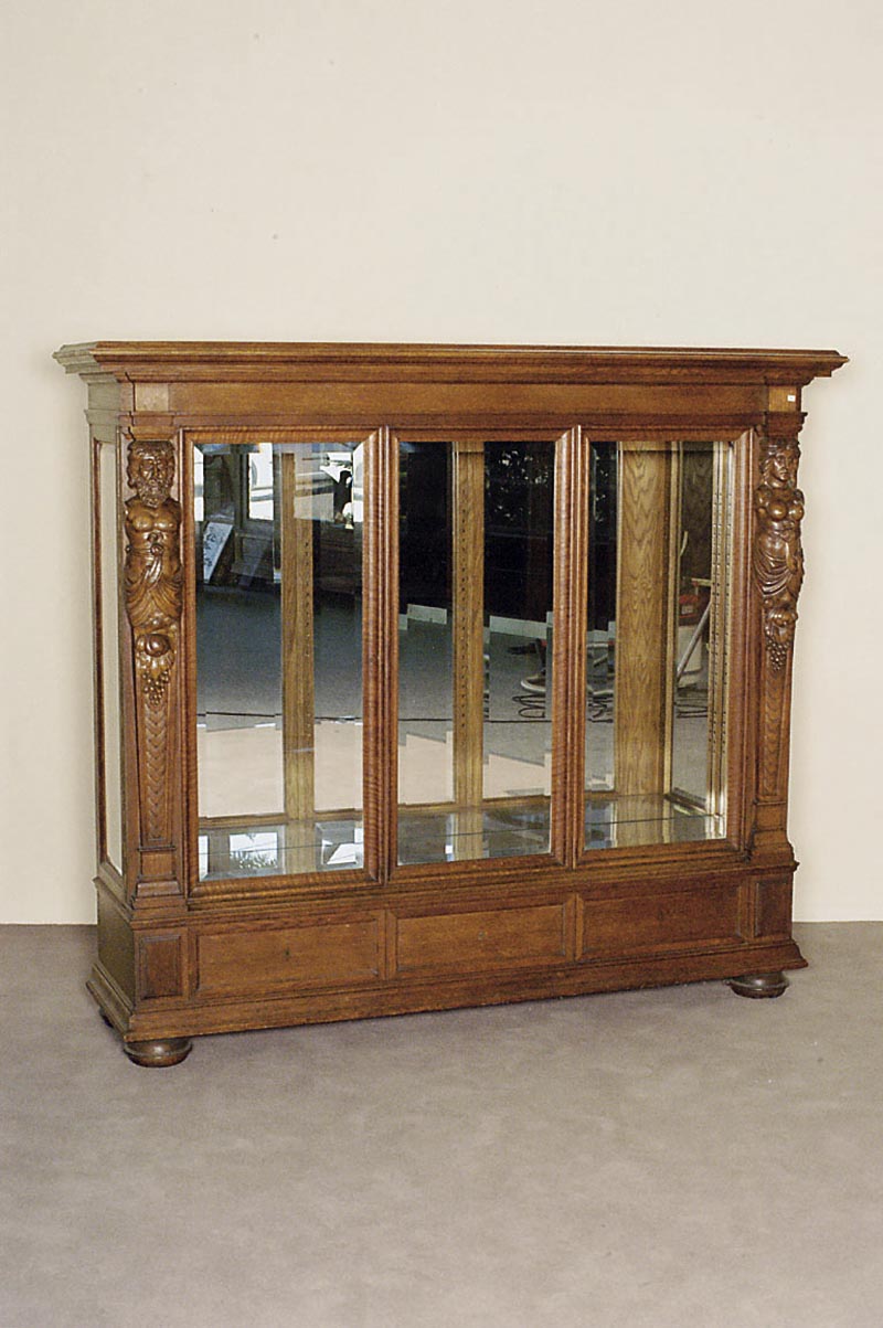 Vitrine, deutsch, um 1890, Korpus Weichholz, Buche und Eiche massiv, Eichefurnier, 3-fach vertikale Einteilung, Schubladen, facettiertes Glas, ...