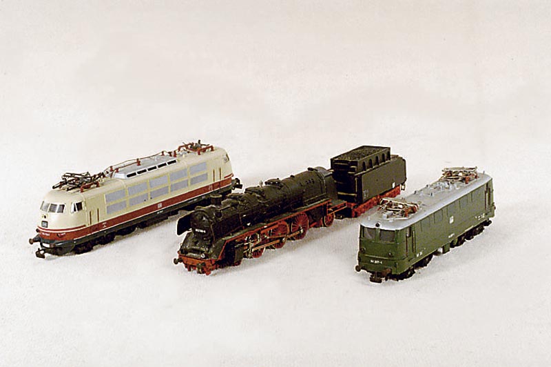 E-Lok, MÄrklin, 70er/80er Jahre, Spur HO, Betr.-Nr. 141 207-1, min. Alters- bzw. Gebr.- Spuren, Fkt. nicht geprÜft, sammelwÜrdig