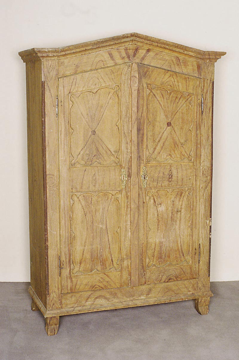 Kleiderschrank, sogenannter Kistenschrank, sÜddeutsch/Lothringen, um 1830/40, Korpus Weichholz, aufgesetzte BrezelfÜllungen, original ...