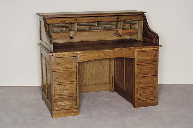 Schreibtisch, deutsch, um 1910, Eiche massiv, Eichefurnier, links und rechts Ladenblock mit Schubladen, Oberteil mit Rollo, Innenleben mit vielen ...