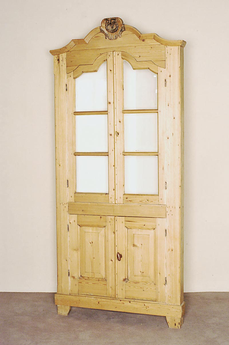 Eckschrank, deutsch/Ostfriesland, um 1780, Tanne massiv, unten 2 TÜren, Oberteil TÜren gerahmt und verglast, 5-fach geschwungene Kopfleiste, ...