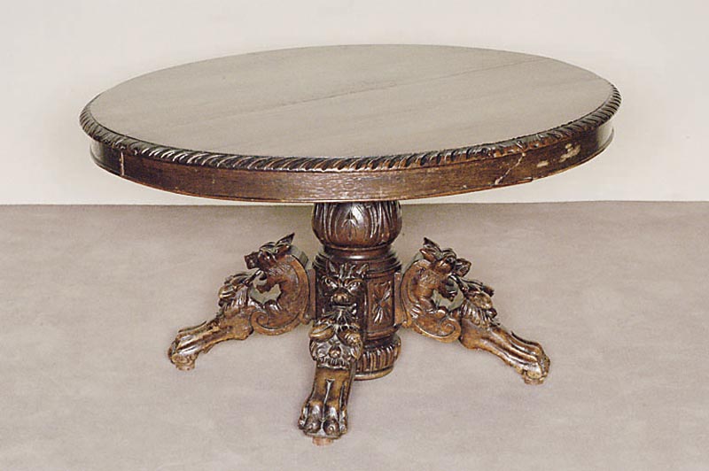 Ovaler Couchtisch, Frankreich, um 1860/70, Eiche massiv, Platte mit geschuppter Umrandung, SÄulenfuß 4-fach ausladend, dieser aus dem Vollholz ...