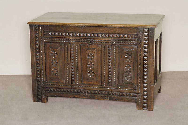 Truhe, nord- bzw. mitteldeutsch, um 1790, Eiche massiv, kassettierte FÜllungen mit rosettenfÖrmiger Schnitzerei, diese wohl um 1920, als ...