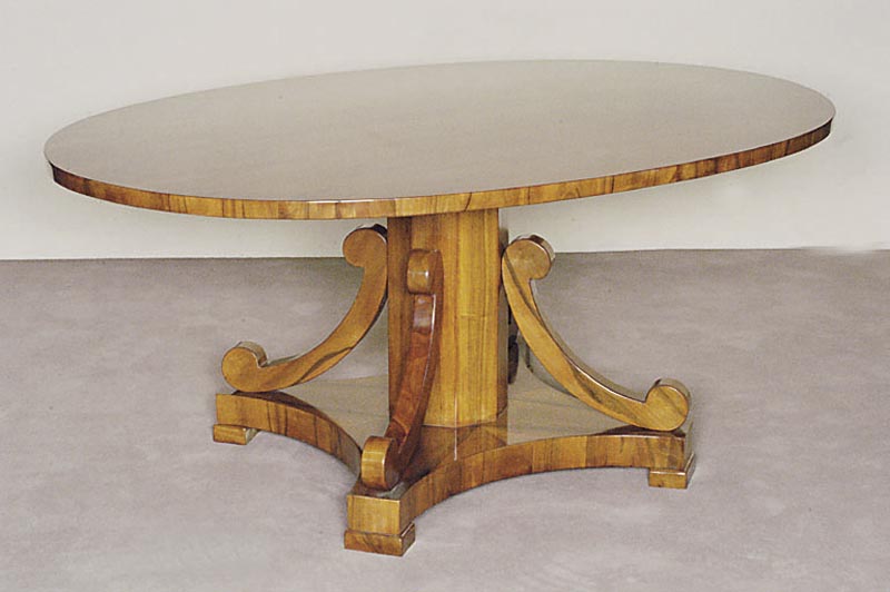Ovaler Tisch, Biedermeierstil, Wiener AusfÜhrung, Korpus Weichholz, Nußbaumfurnier, poliert, sehr elegante Form, Gebrauchsspuren, ca. 72x164x118 ...