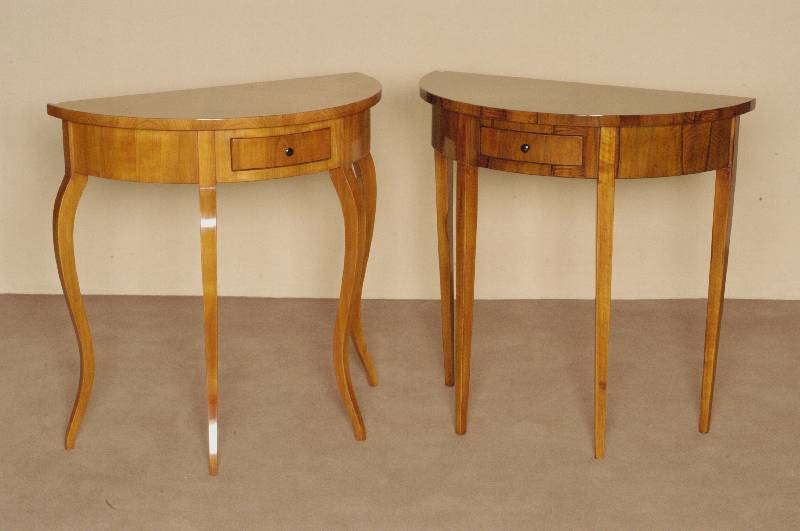 Konsolentisch, im Biedermeierstil, Nußbaum massiv, poliert, nach altem Vorbild von 1820/30, gute Verarbeitung, unter Verwendung alter Teile, ...