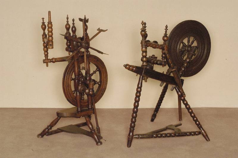 Spinnrad, deutsch, um 1820, Drechselarbeit aus Eiche und Eschenholz, sehr dekorativ, Gebrauchsspuren, ca. 89x74x64 cm, Abbildung rechts